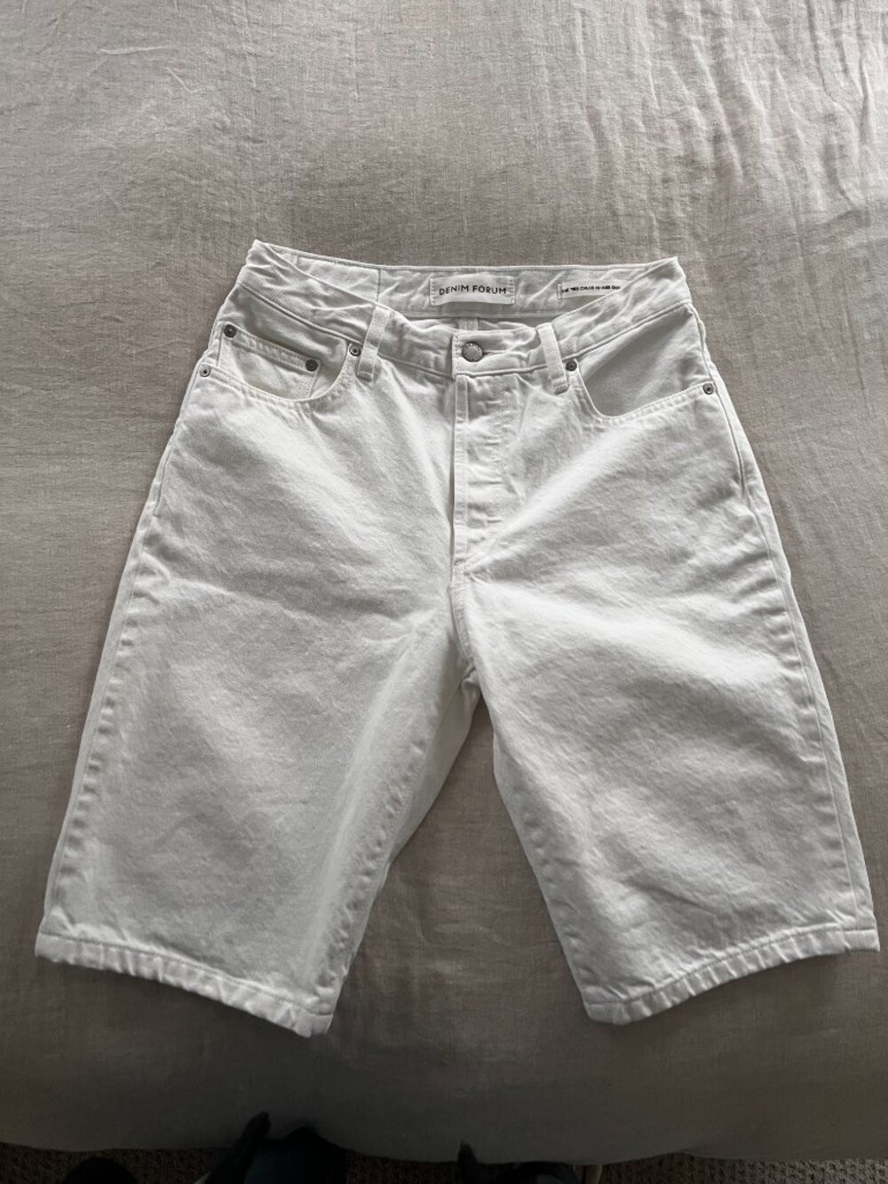 Aritzia Denim Forum The '90s Chloe Hi-Rise Knee Shorts White 25
